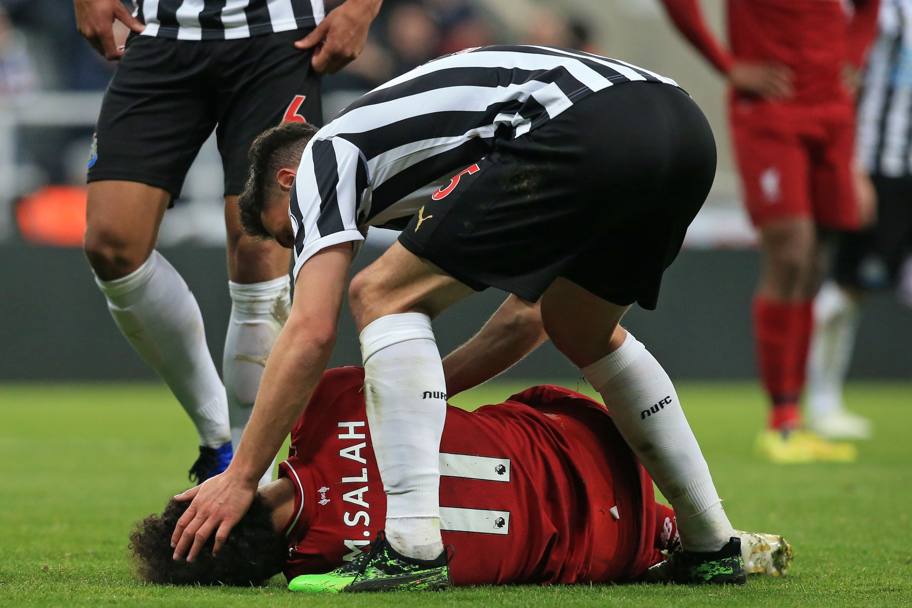 Fabian Schar, difensore del Newcastle, si rende subito conto della gravità dell&#39;infortunio e corre verso Salah